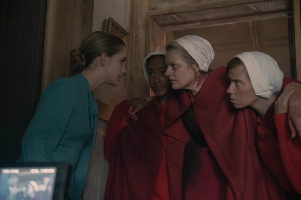 Esther Keyes (Mckenna Grace) parle à June (Elisabeth Moss) et deux autres Servantes