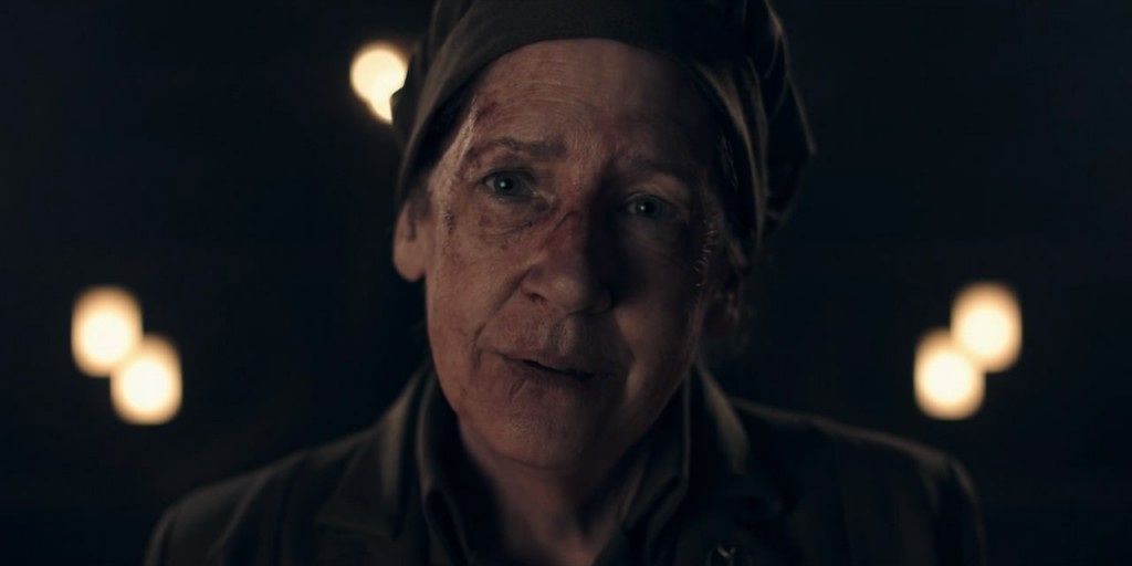 Tante Lydia (Ann Dowd) a le visage blessé