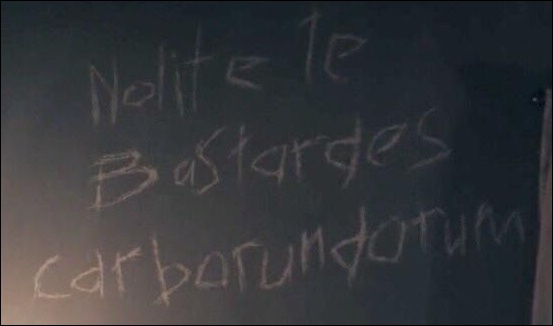Inscription Nolite Te Bastardes Carborundorum sur le mur de la chambre d'Offred