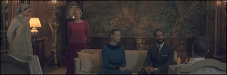 Les Waterford, June, Rita et un autre couple dans le salon
