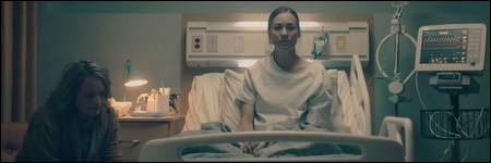 June visite Serena dans sa chambre d'hôpital