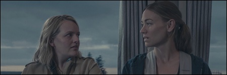 June (Elisabeth Moss) et Serena (Yvonne Strahovski) dans l'&eacute;pisode 1 de la saison 6 de The Handmaid's Tale