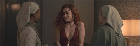 Janine (Madeline Brewer) entourée de deux Marthas dans l'épisode 5 de la saison 6 de The Handmaid's Tale