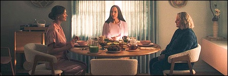 Petit-d&eacute;jeuner entre Serena (Yvonne Strahovski), Rita (Amanda Brugel) et June (Elisabeth Moss) dans l'&eacute;pisode 6 de la saison 6 de The Handmaid's Tale
