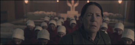 Tante Lydia (Ann Dowd) devant des servantes dans l'&eacute;pisode 8 de la saison 6 de The Handmaid's Tale