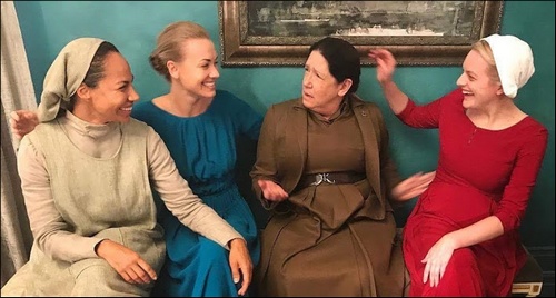 Les actrices jouant Rita, Serena, Lydia et June rient ensemble